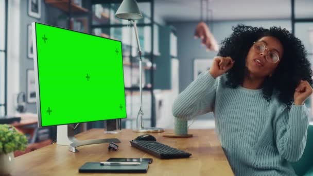 Baile femenino mientras usa la computadora con pantalla verde — Vídeos de Stock