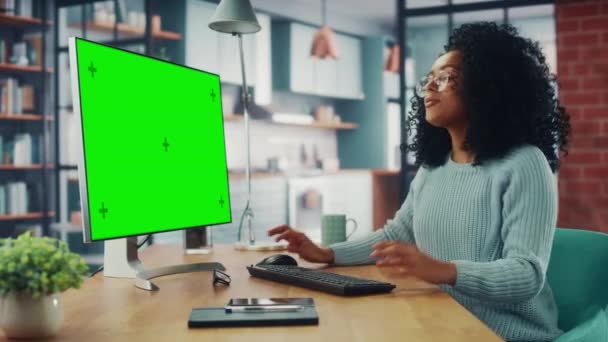 Baile femenino mientras usa la computadora con pantalla verde — Vídeos de Stock