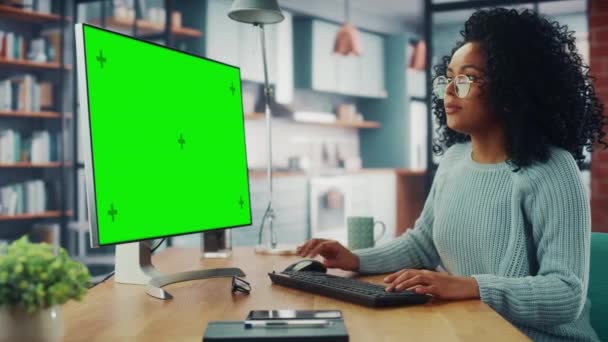 Feminino usando computador com tela verde na sala de estar — Vídeo de Stock