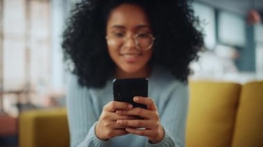 Latin Kadın Oturma Odasında Akıllı Telefon Kullanıyor