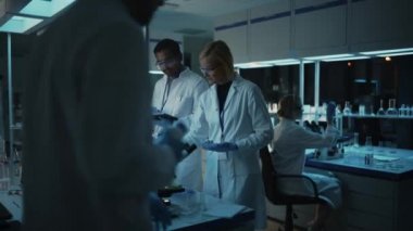 Ekip Bilimadamları Laboratuvarda Bir Konuşma Yaptılar