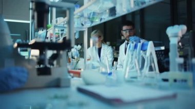 Laboratuvarda Çeşitli Takım Bilim Adamları Çalışıyor