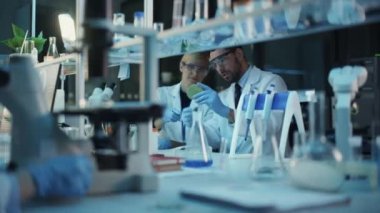 Ekip Bilimadamları Laboratuvarda Bir Konuşma Yaptılar