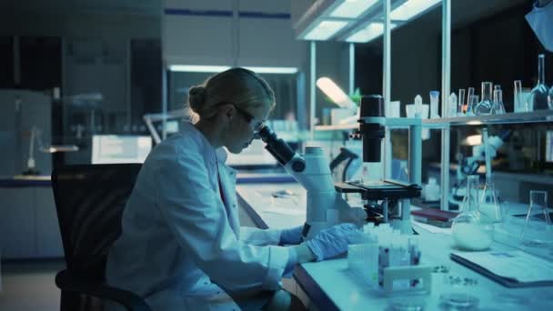 Naukowiec korzystający z mikroskopu w laboratorium — Wideo stockowe