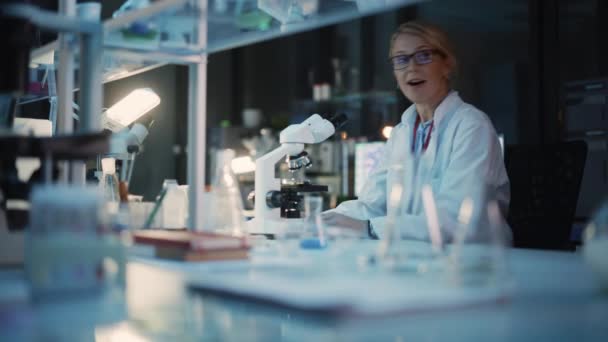 Cientista feminina surpreendida faz descoberta sob microscópio — Vídeo de Stock