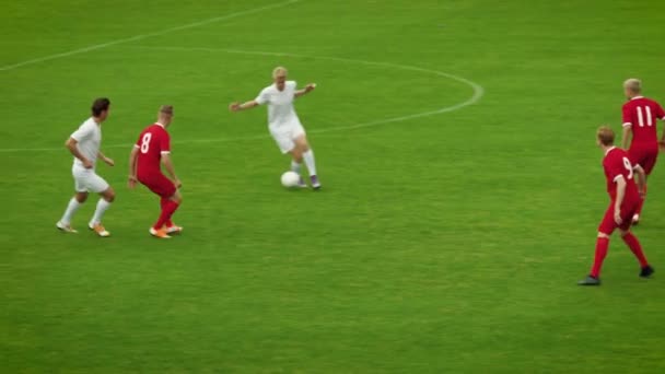 Панорамний знімок футболістів граючи важливу сезонну гру футболу на полі — стокове відео