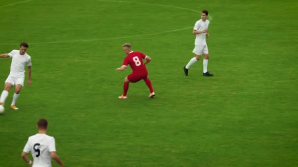 Tiro panorámico del equipo de jugadores de fútbol que lideran con pase de pelota atacando activamente las metas de los oponentes — Vídeo de stock