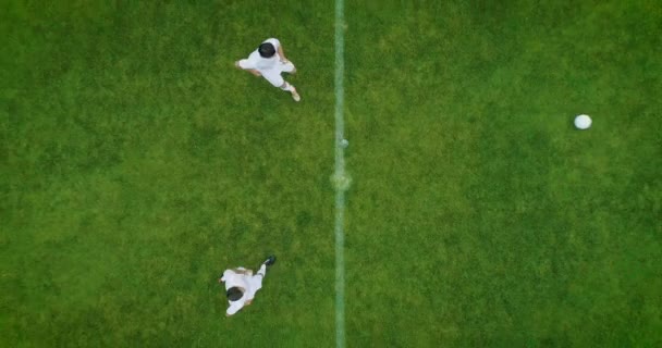 Aerial Elevating Shot of Soccer Field Match Jogadores começando com o pontapé de saída — Vídeo de Stock