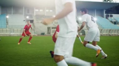 Futbol Stadyumu 'nda Lider Saldırgan Rakiplerinin Topuna Top Sürüyor