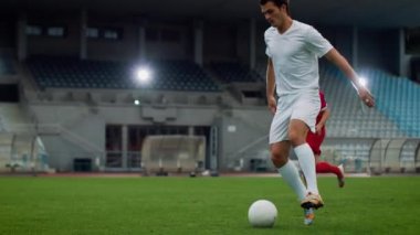 Futbol Stadyumu 'nda Lider Saldırgan Rakiplerinin Topuna Top Sürüyor