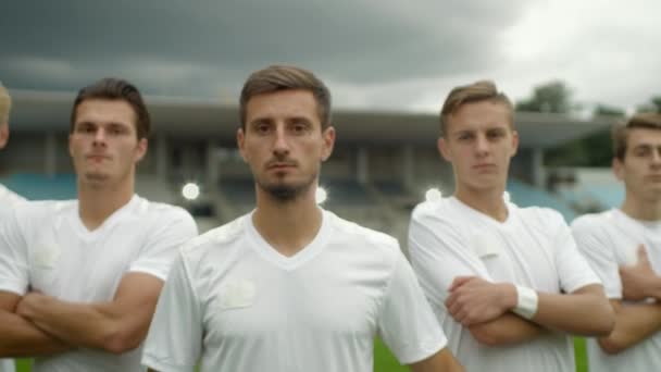 Fußballteam posiert auf einem Fußballstadion — Stockvideo