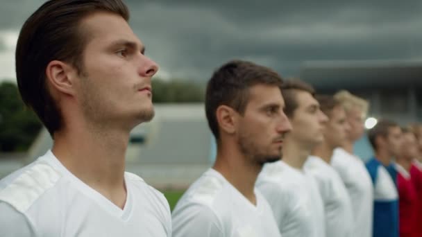 Équipe de joueurs de football debout sur le stade de football — Video