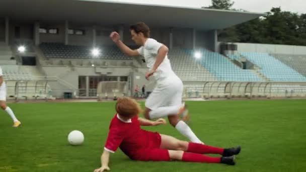 På fotboll Stadium Lead Attacker Dribbles Ball runt rivaler — Stockvideo