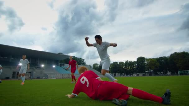 Basso angolo girato sullo stadio di calcio Piombo attaccante Dribbles palla intorno rivali — Video Stock