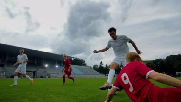 На футбольному стадіоні ведучий атакувальний м'яч кружляє навколо суперників — стокове відео