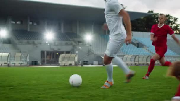 Concentrati sulle gambe Giocatore di calcio Piombi e palla Dribbles intorno ai giocatori rivali — Video Stock