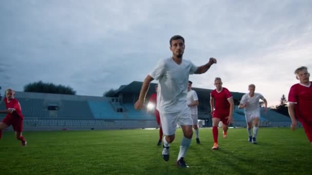 Slow Motion Skott av fotbollsspelare omkörning rivaliserande team kör och sparka boll — Stockvideo