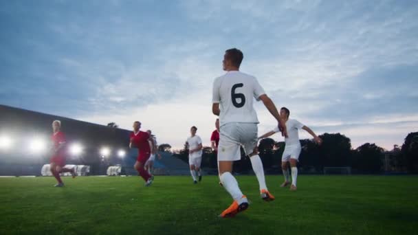 Slow Motion Shot jugador de fútbol profesional patea la pelota en estilo de tijeras después de pasar con éxito — Vídeos de Stock