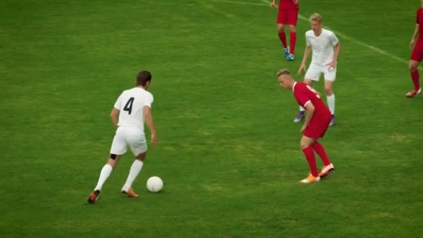 Tiro panorámico del equipo de jugadores de fútbol que lideran con pase de pelota atacando activamente las metas de los oponentes — Vídeos de Stock