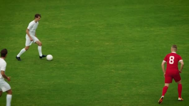 Tiro panorámico en cámara lenta del equipo de jugadores de fútbol que lideran con pase de juego de pelota Ataque activo a las metas de los oponentes — Vídeo de stock