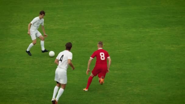 Tiro panorámico en cámara lenta del equipo de jugadores de fútbol que lideran con pase de juego de pelota Ataque activo a las metas de los oponentes — Vídeos de Stock