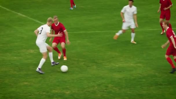 Tiro panorámico del equipo de jugadores de fútbol que lideran con pase de pelota atacando activamente las metas de los oponentes — Vídeos de Stock