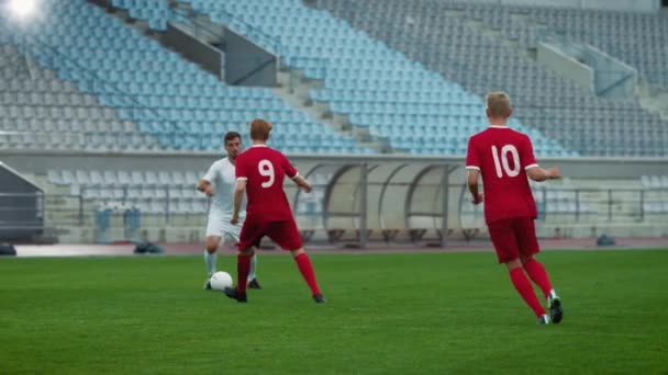 Dos equipos de fútbol jugando en el campo — Vídeos de Stock