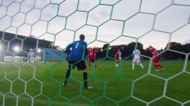 Gol Amaçlı İki Futbol Takımının Ağ Atışının Arkasında Sayı Yapmaya Çalışıyor
