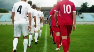 Futbol sahasında İki Futbol Takımı Yürüyüşü