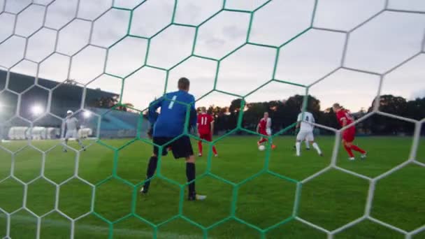 Por trás das Metas Tiro Líquido de Duas Equipes de Futebol Tentando Score Goal — Vídeo de Stock