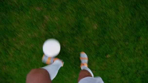 POV Shot of Soccer Player Professionnellement dribble autour des adversaires — Video