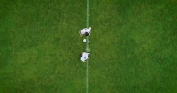 Vue Aérienne Du Match De Terrain De Football Commençant Par Le Coup D'envoi — Video