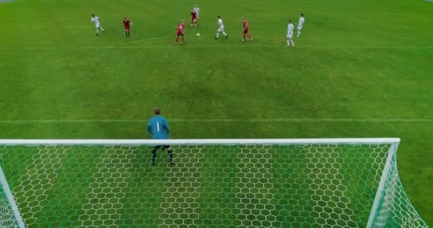 Tiro aéreo por trás dos objetivos após o jogador de passe mal sucedido chuta bola e erra — Vídeo de Stock