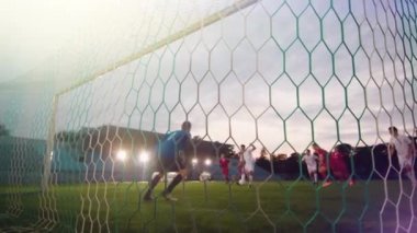 Net Atış Kalecisinin Arkasından Top Tutmaya Çalışırken Başarısız Oldu