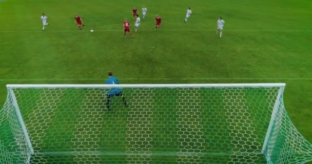 Letecký záběr zpoza gólů po úspěšném přihrávce hráč skóruje gól s hlavou kop — Stock video