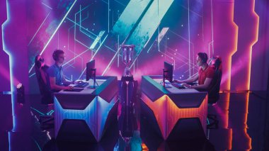 Şampiyonluk arenasında bir video oyununda iki Esport Oyuncuları Yarışması. İki çocuk birbirlerinin önünde bilgisayar oynuyorlar. Uluslararası Çevrimiçi Sanal Oyun Turnuvası Canlı Yayın Olayı