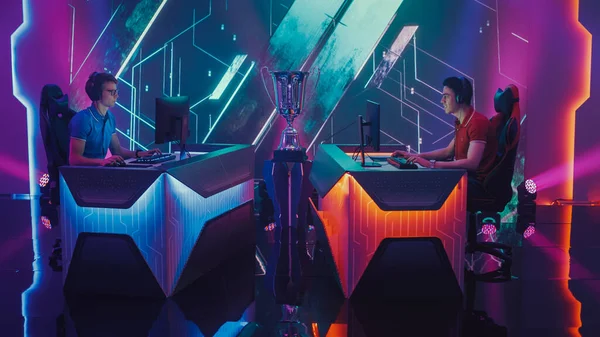 Két Esport Gamers Verseny egy videojátékban egy Bajnoki Arénában. Két fiú számítógépezik egymás előtt. Nemzetközi Online Cyber Gaming Tournament Élő közvetítés Esemény — Stock Fotó