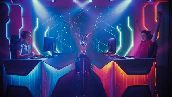 Két Profi Esport Gamers Érzelmileg Versenyeznek Videojáték Lejátszás Bajnokság Stílusos Arena. A játékos emelt kézzel ünnepli a győzelmet. A Cyber Games Tournament élő közvetítése — Stock Fotó