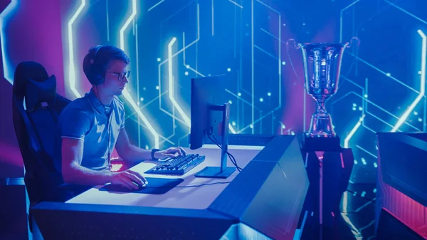 O Professional Esport Gamer compete ativamente em um jogo de vídeo que joga em um evento do campeonato com tela de TV grande. Global Online Streaming Cyber Gaming Tournament. — Fotografia de Stock