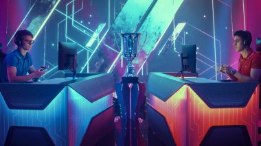İki Profesyonel Esport Oyuncuları Büyük TV Ekranları ve Stylish Neon Arena ile Şampiyonluk Yarışmasında Konsol Video Oyunları Oynuyor. Global Online Akımlı Sanal Oyun Turnuvası