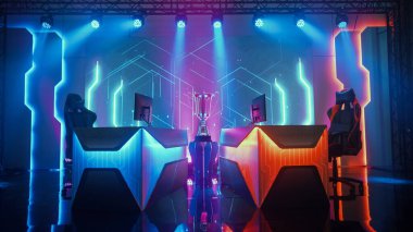 İki Kişi Boş Bilgisayar Oyunları eSports Championship Arena ve Kazanan Kupa Sahnede Duruyor. Stil Çevrimiçi Canlı Yayın Turnuvası Büyük Ekranlar Gösterme Grafikleri ve Neon Sahnesi
