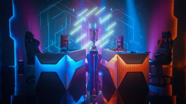 İki Kişi Boş Bilgisayar Oyunları eSports Championship Arena ve Kazanan Kupa Sahnede Duruyor. Stil Çevrimiçi Canlı Yayın Turnuvası Büyük Ekranlar Gösterme Grafikleri ve Neon Sahnesi