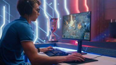 Profesyonel eSports Gamer, RPG MOBA Mock-up Video Oyunu 'nu Süper Eylem ve Kişisel Bilgisayarında Eğlenceli Özel Efektler ile oynuyor. Çevrimiçi Sanal Oyun Turnuvası Şampiyonası