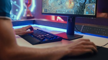 Focus of Hands, Klavye ve Görüntü: Profesyonel eSports Gamer RPG MOBA MoBA Mock-up oyununu Kişisel Bilgisayarında oynuyor. Siber Oyun Şampiyonası. Yakın çekim.