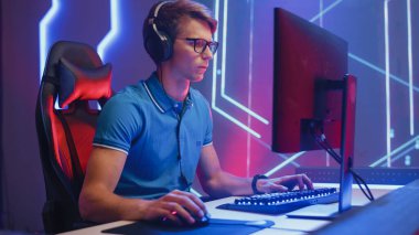 Profesyonel eSports Gamer, Kişisel Bilgisayarında Video Oyunu Oynuyor, Bir Raundu Kazandıktan sonra Zaferi Kutlamak İçin Eller Kalkıyor. Siber Oyun Şampiyonası.