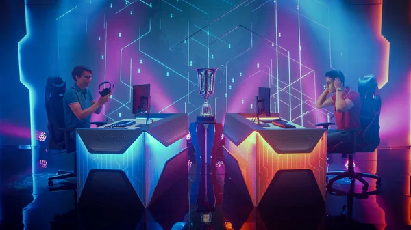 Két profi eSport játékos kerül megrendezésre a Gaming Stations, tedd fel a fejhallgató, Felkészülés a játék egy Cyber Games Championship Event. Versenyképes online közvetítő verseny — Stock Fotó