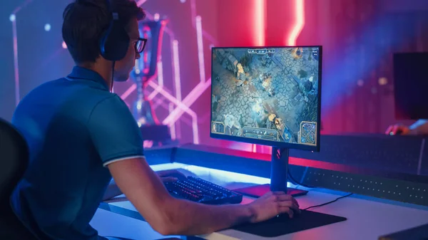 Professionell eSports Gamer Spelar RPG MOBA Mock-up videospel med Super Action och roliga specialeffekter på sin personliga dator, samtalar med lagkamrater med hjälp av headset. Cyber Gaming Snygg Retro Neon Room — Stockfoto