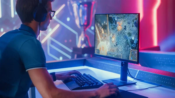 Professionell eSports Gamer Spelar RPG MOBA Mock-up videospel med Super Action och roliga specialeffekter på sin personliga dator, samtalar med lagkamrater med hjälp av headset. Cyber Gaming Snygg Retro Neon Room — Stockfoto