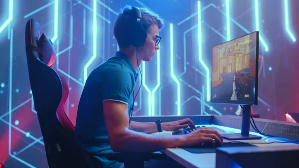 プロのeスポーツゲーマーは、モックアップ3Dファーストパーソン・シューティングゲーム彼のパーソナルコンピュータを再生します。サイバーゲームトーナメント選手権。中射 — ストック写真