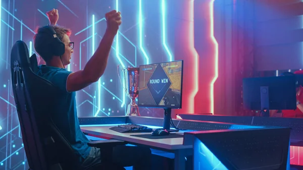 Profesjonalny gracz eSports gra makieta 3D First Person Shooter Gra wideo Jego komputer osobisty, świętuje zwycięstwo rundy. Turniej Cyber Gaming Championship. Strzał z boku — Zdjęcie stockowe